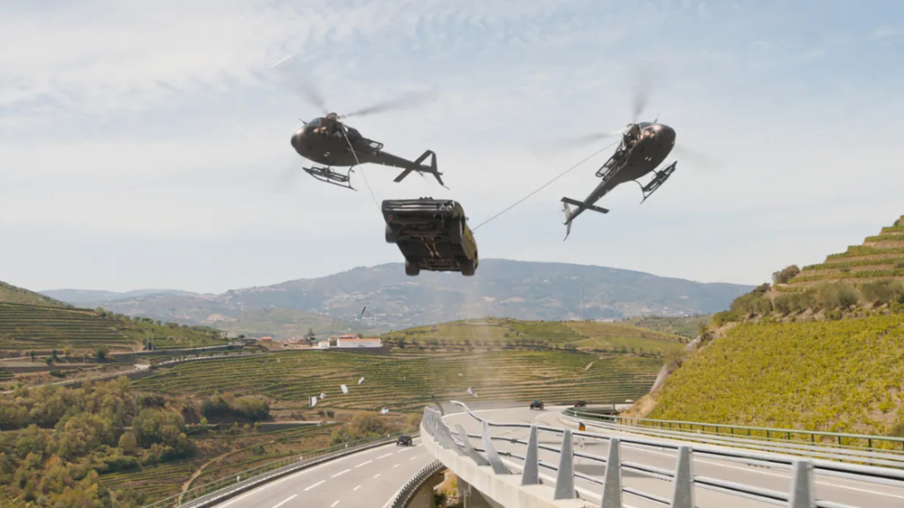 В кульминационной экшен⁠-⁠сцене машину Торетто поднимают в воздух два вертолета
