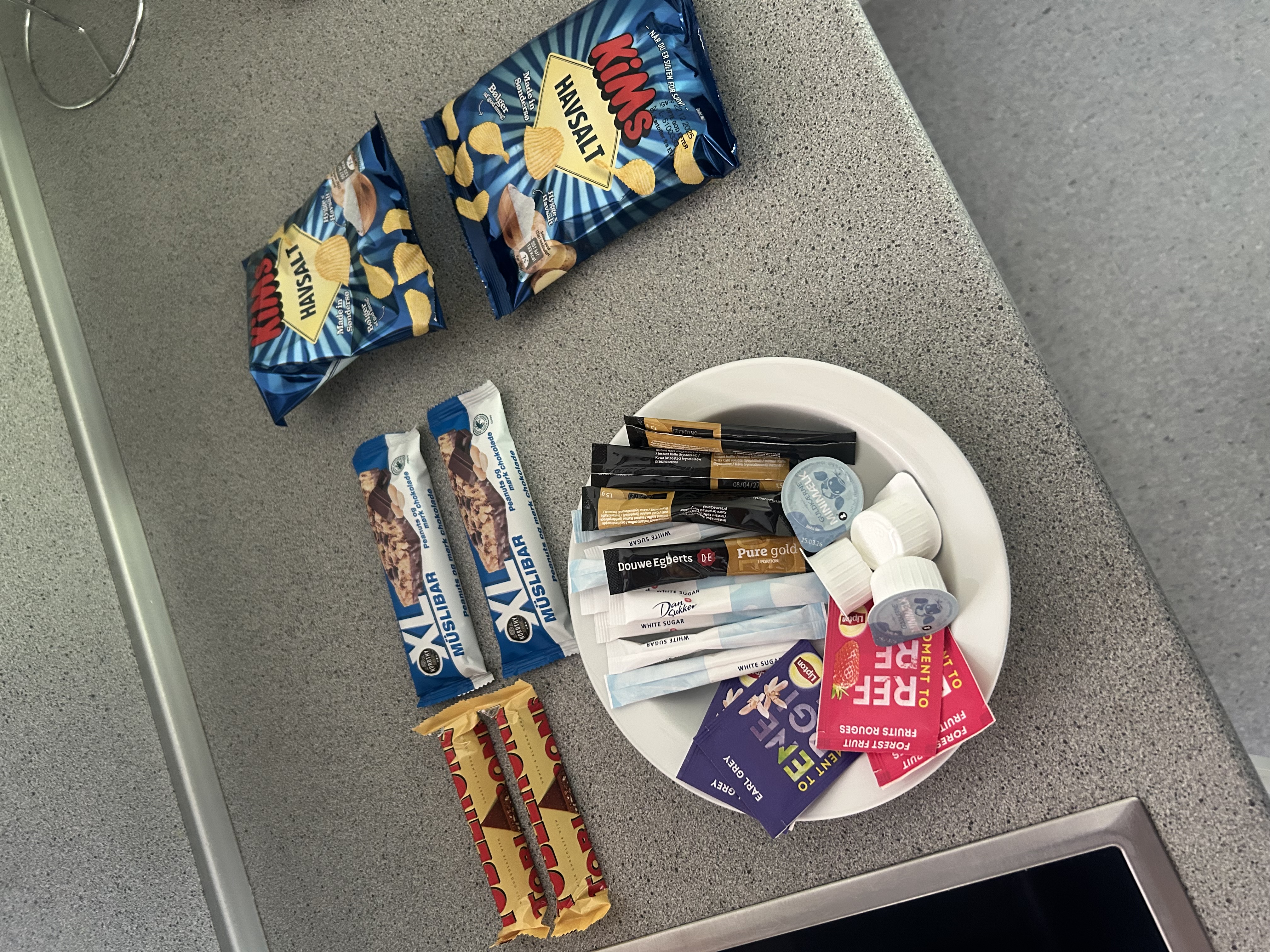 Наш дом. Небольшая гостиная в нем и выход на задний двор.