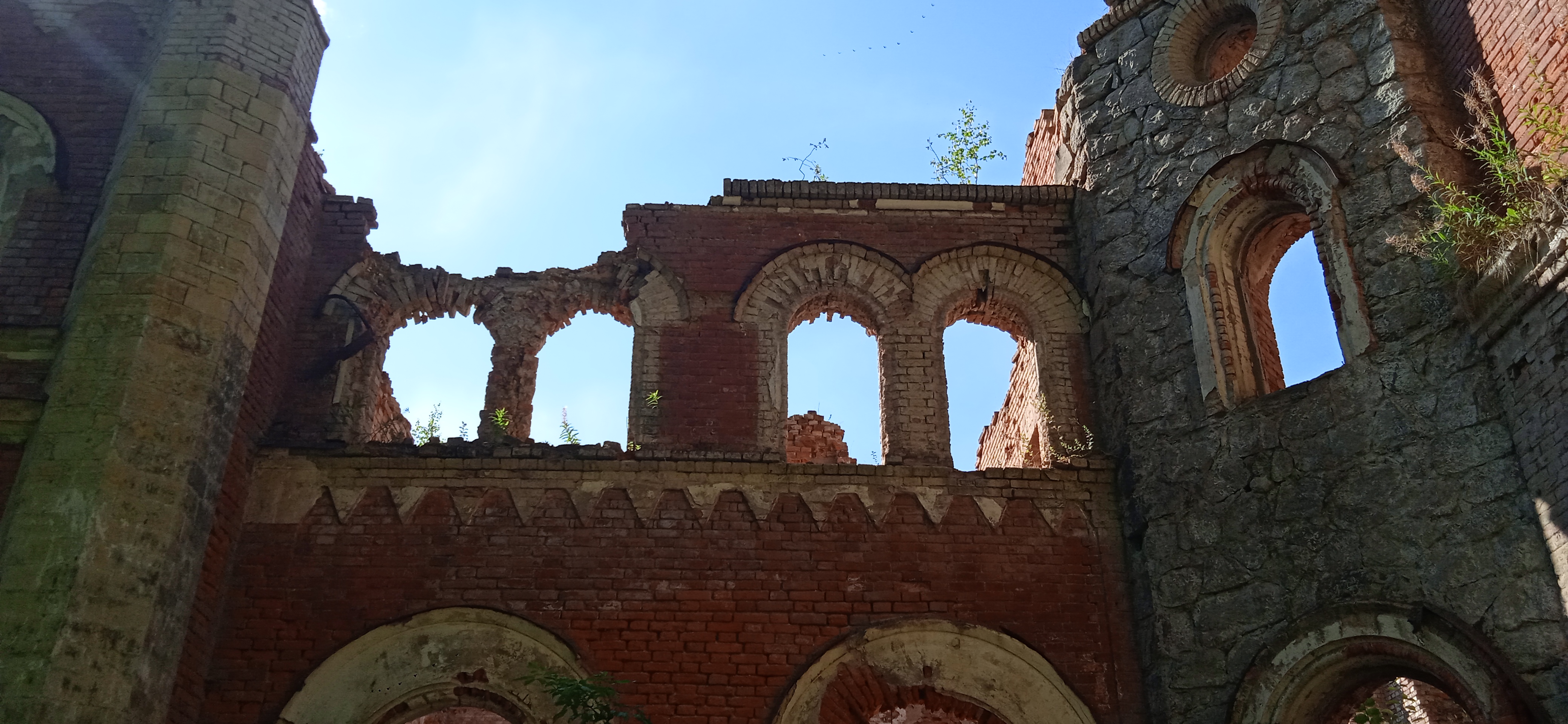 Руины усадьбы Врангеля в Торосово