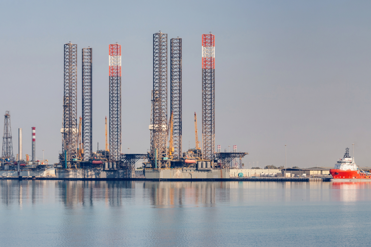 ОАЭ добывают нефть преимущественно на морских месторождениях. © Industrial / Shutterstock / FOTODOM