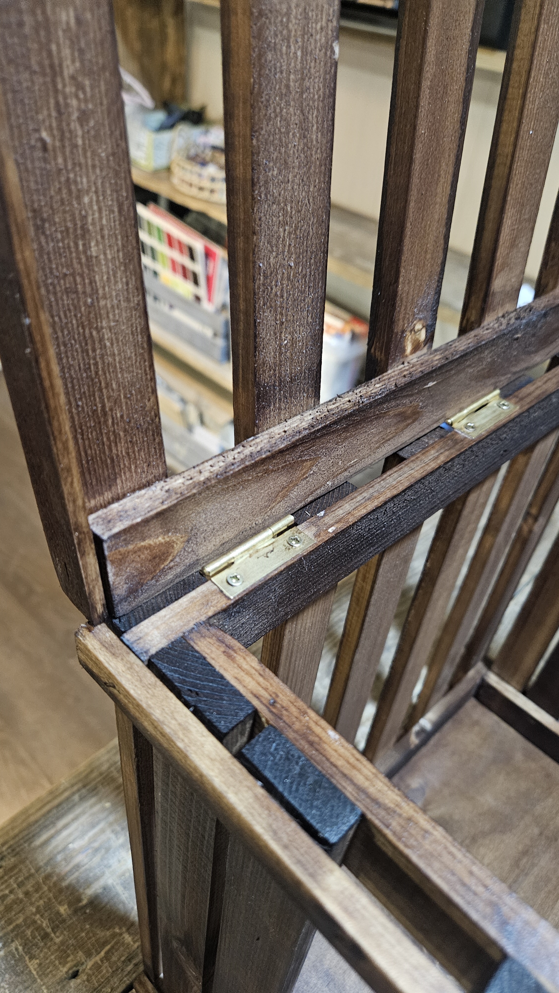 Крупный план врезных латунных петель