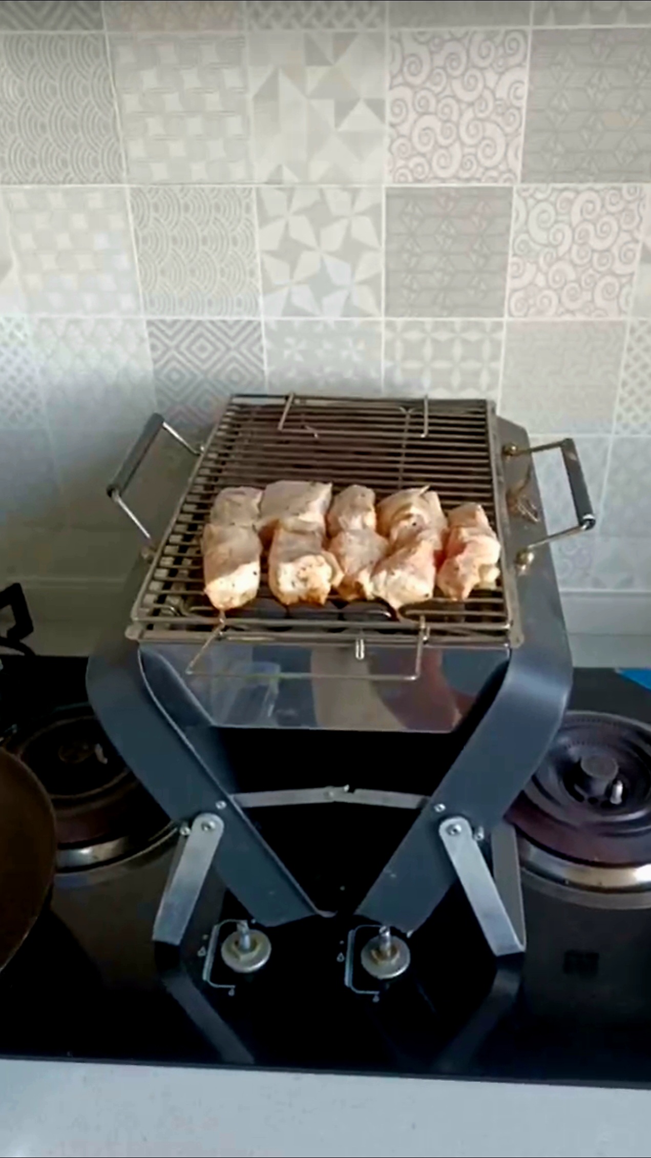 Мужу лень готовить — замариновал мясо и сделал шашлыки под вытяжкой на раскладном мангале-чемодане