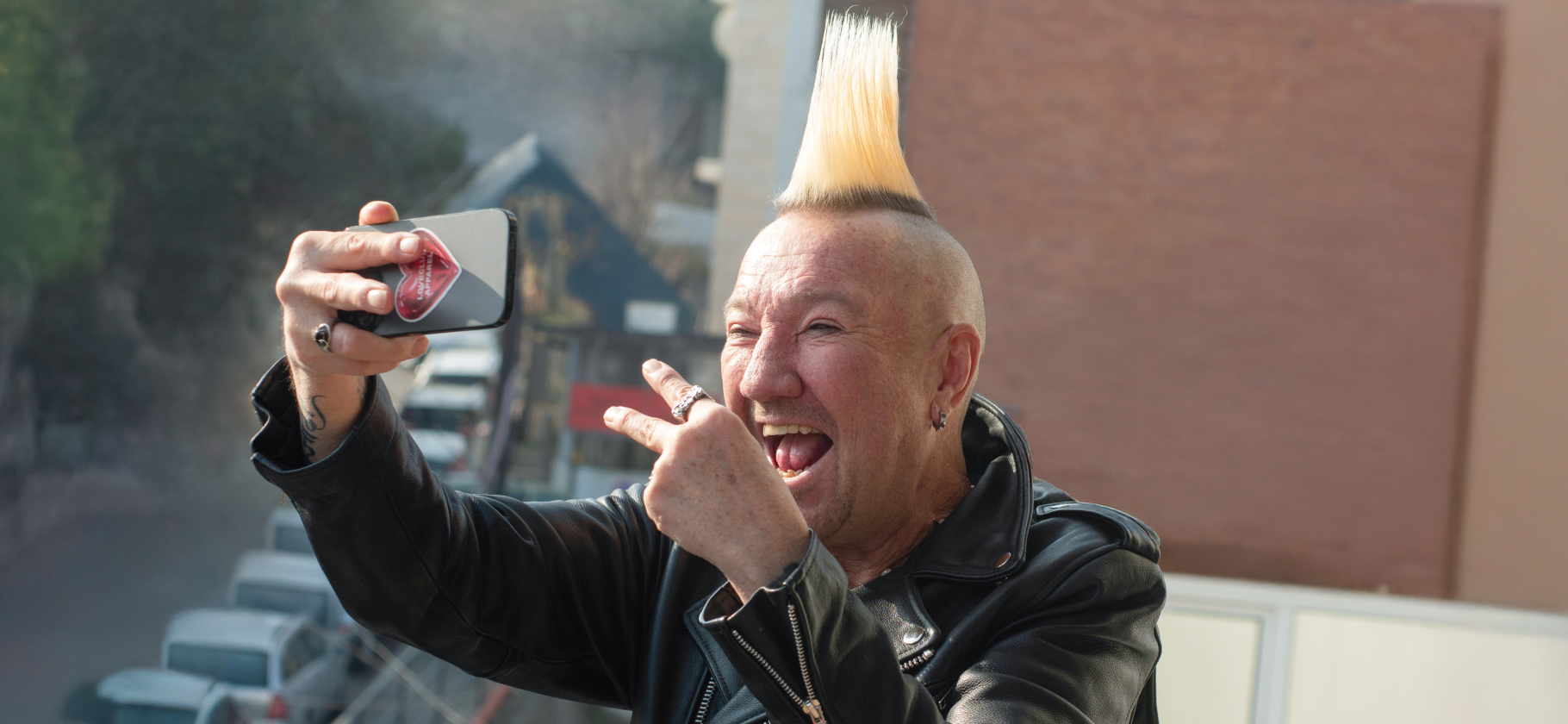 «Не предсказываешь погоду по боли в коленях»: 5 пово­дов считать себя молодым, несмотря на дату рождения