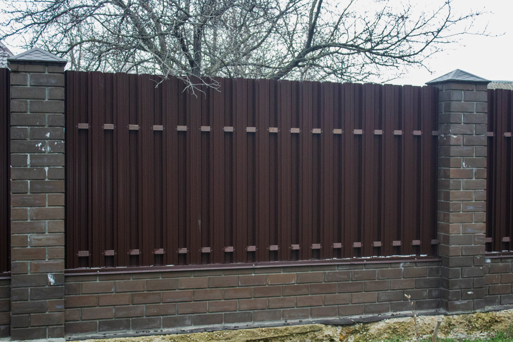 Забор для дома из профнастила: красиво, быстро, экономно!