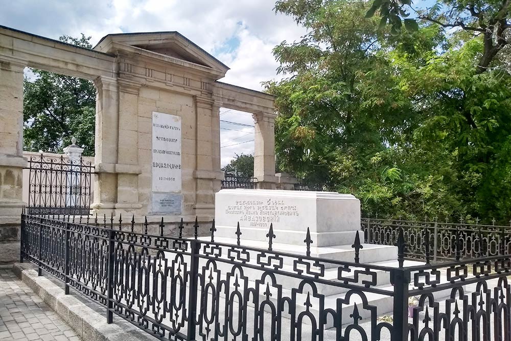 Во дворе храма находится могила Айвазовского. На средства художника Сурб Саркис восстанавливали после пожара, а еще он завещал церкви крупное пожертвование