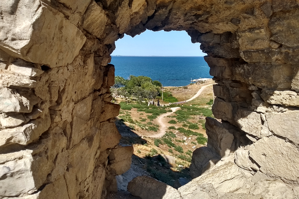 Из проемов в стенах крепости открывается прекрасный вид на море