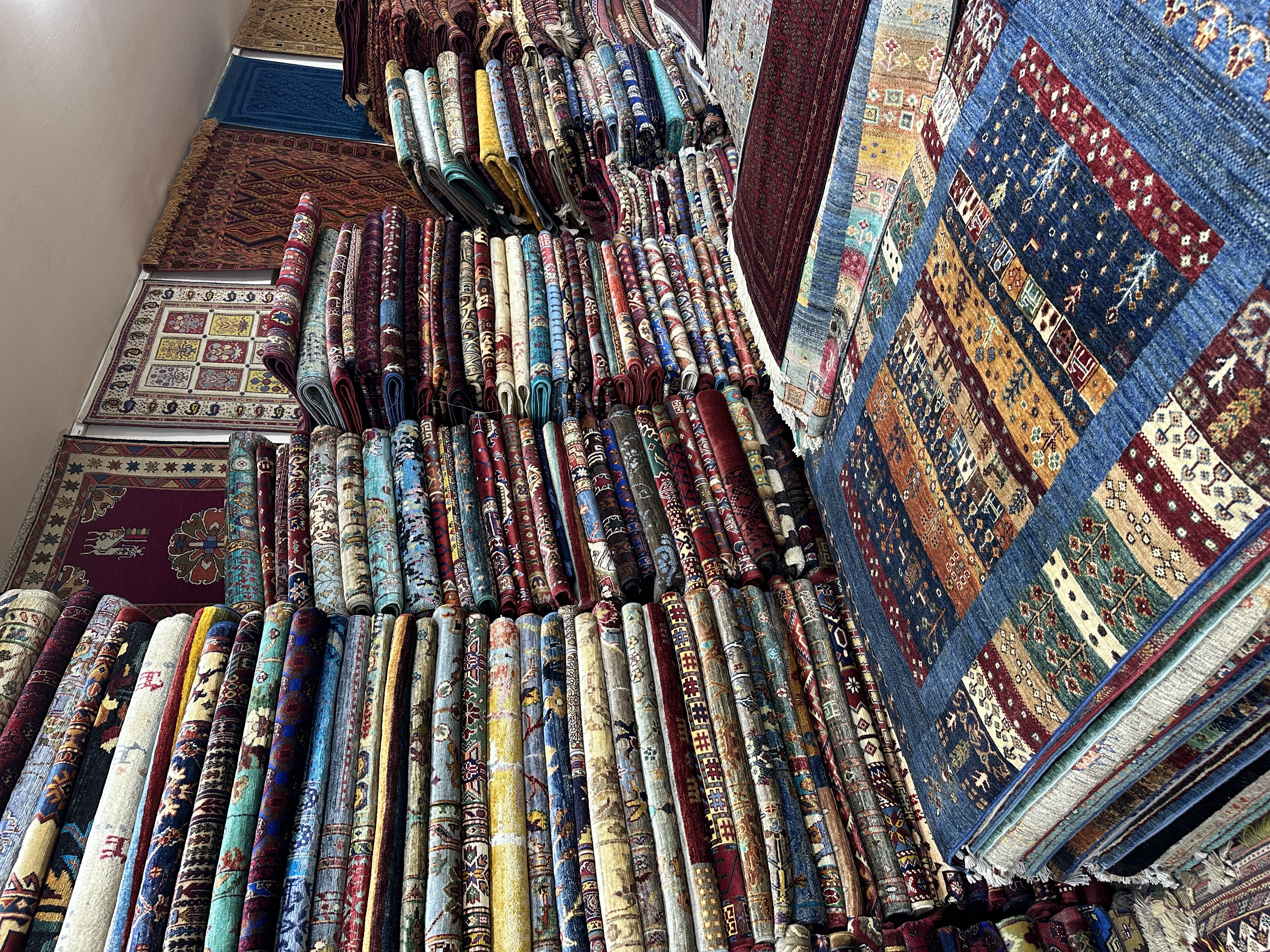 Фабрика шеловых ковров в Бухаре. На ковер ручной работы уходит от полугода до нескольких лет