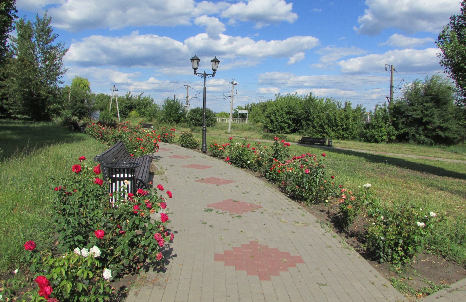 Цветник у платформы