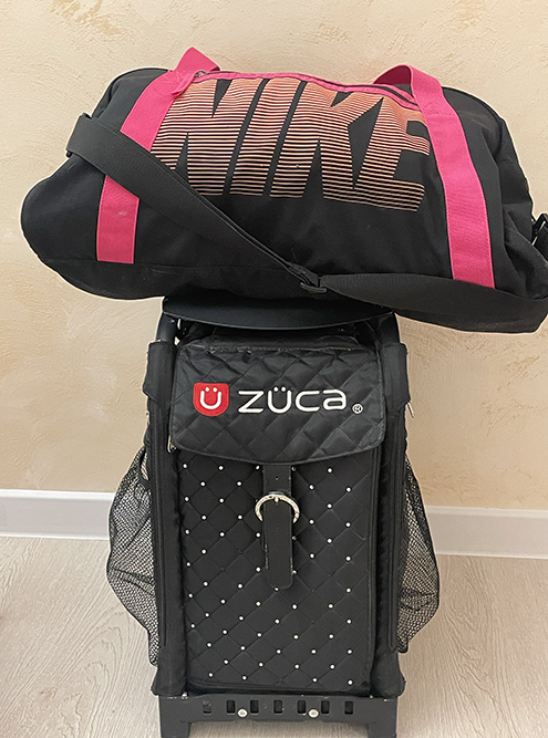 Снизу — модная сумка Zuca, но она оказалась не очень удобной в общественном транспорте. Сверху — спортивная сумка, которую я использую чаще
