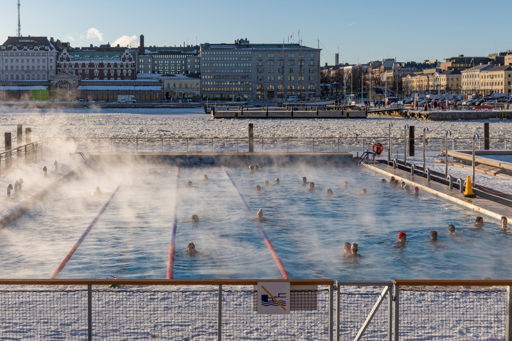 Зимой в Финляндии не только ныряют в прорубь, но и плавают в Балтийском море. В Хельсинки есть круглогодичный бассейн «Аллас», где вода с подогревом и без — для смелых. Источник: ninara / Flickr