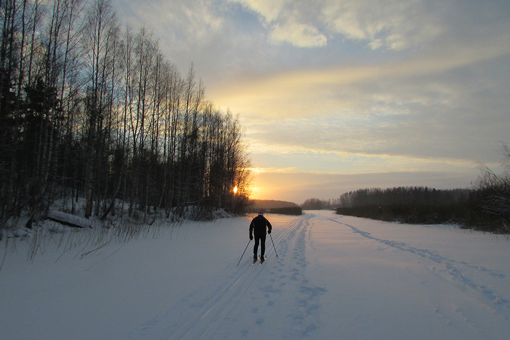 Финский лыжник вышел на прогулку на закате
