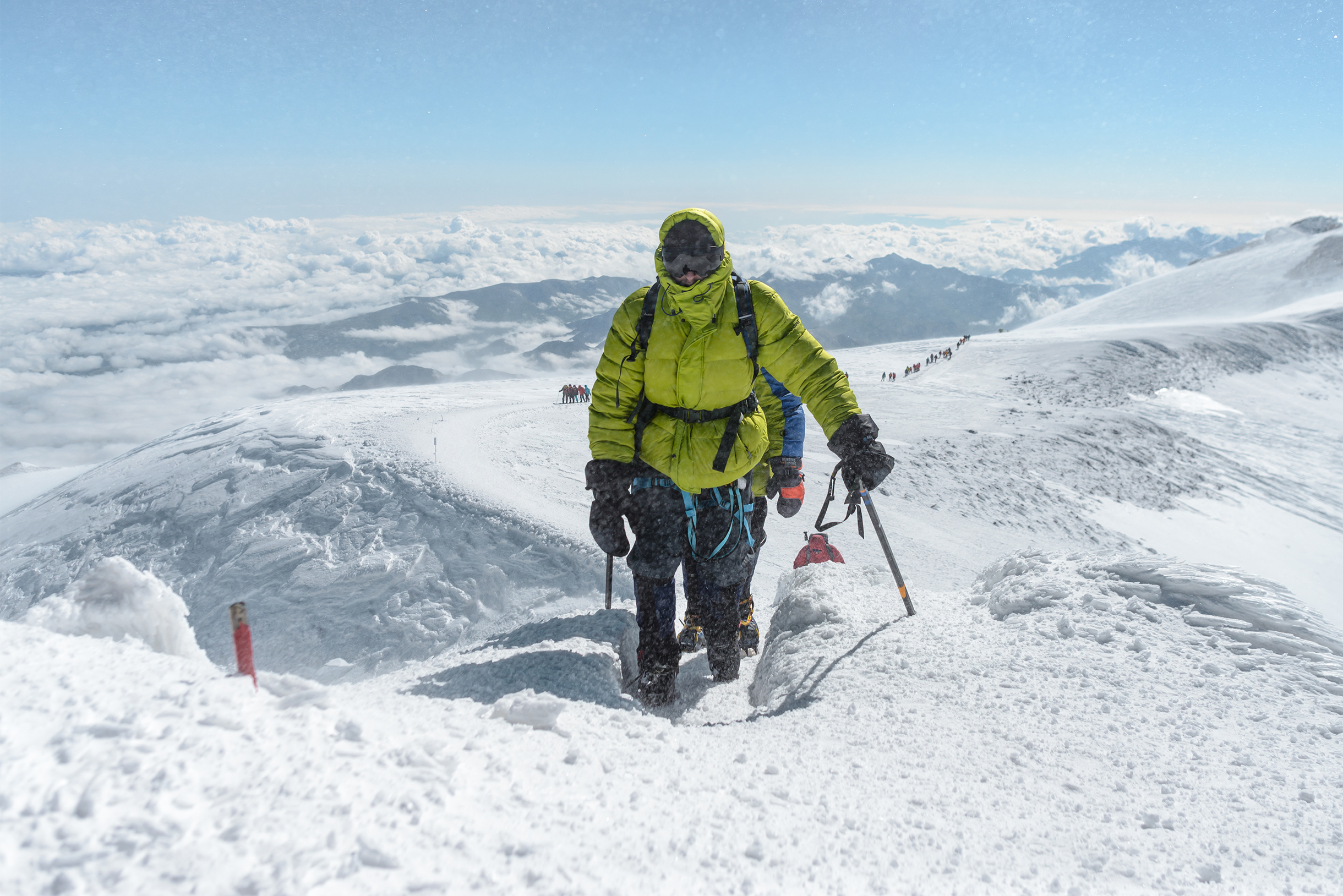 Выход на западную вершину Эльбруса, высота — 5642 м. Склоны кажутся чуть ли не ровными полянами, но фотографии искажают крутизну