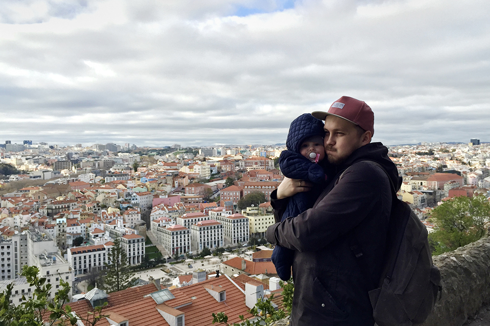 Муж с сыном на одной из смотровых площадок в Лиссабоне