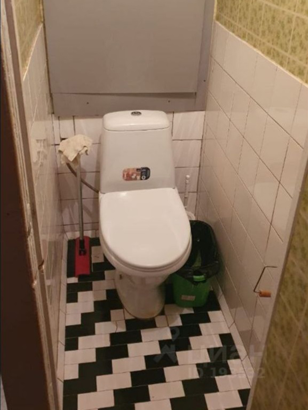 Туалет казался лучшим местом в этой квартире