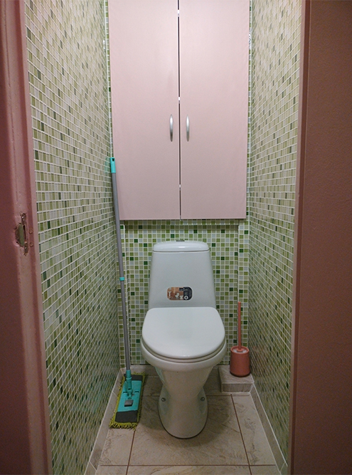 В туалете вместо одной дверцы, за которой находятся трубы, установили две