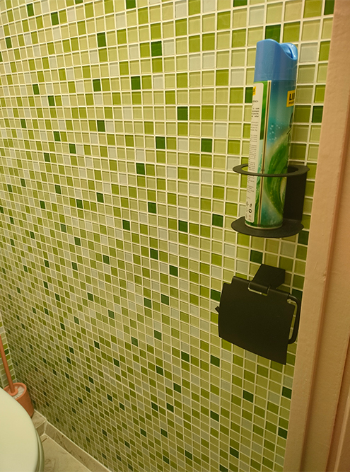 На стену повесили держатель не только для туалетной бумаги, но и для освежителя воздуха