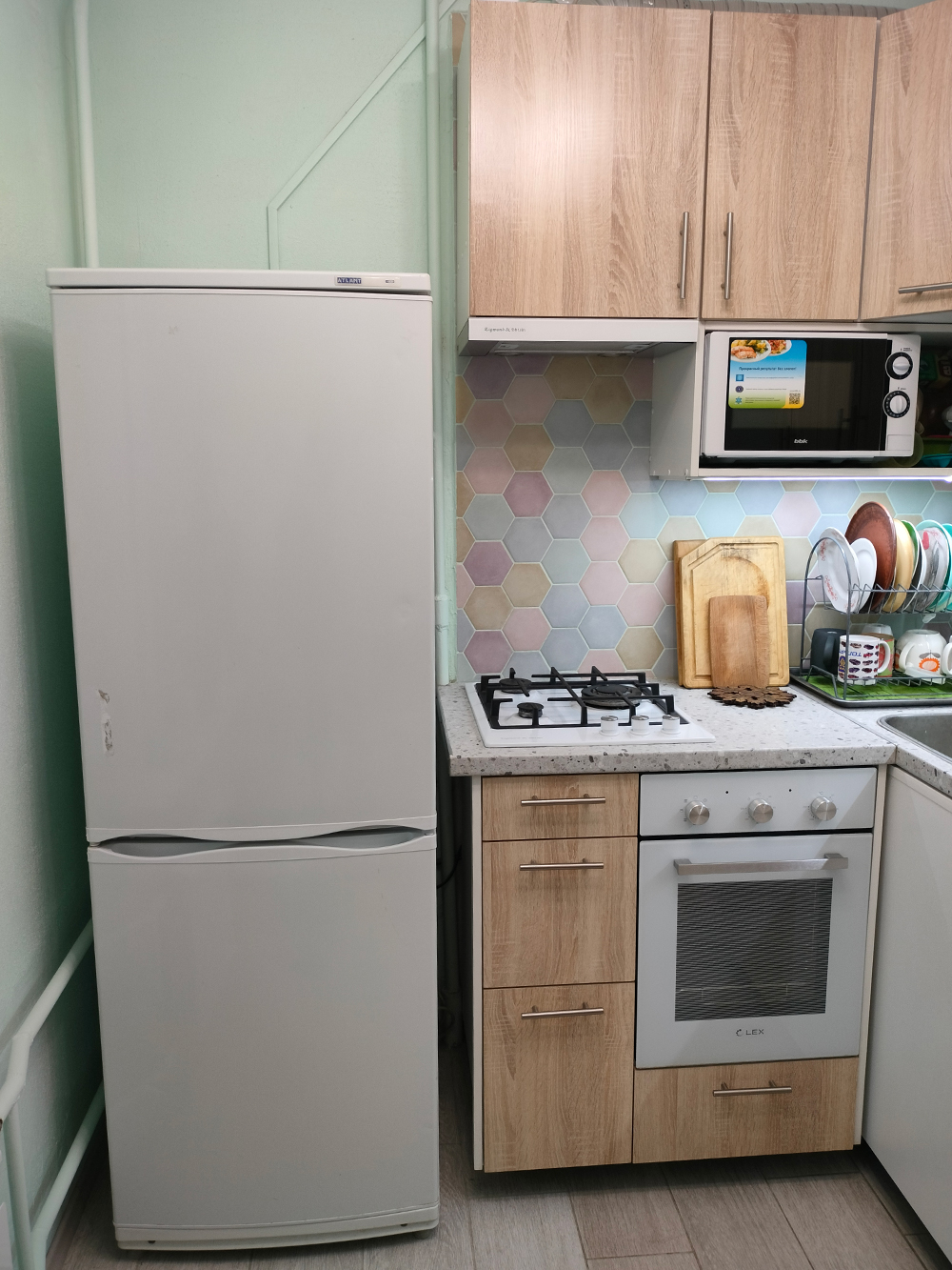 В маленькой кухне мы смогли разместить все, что нам нужно, кроме посудомоечной машины