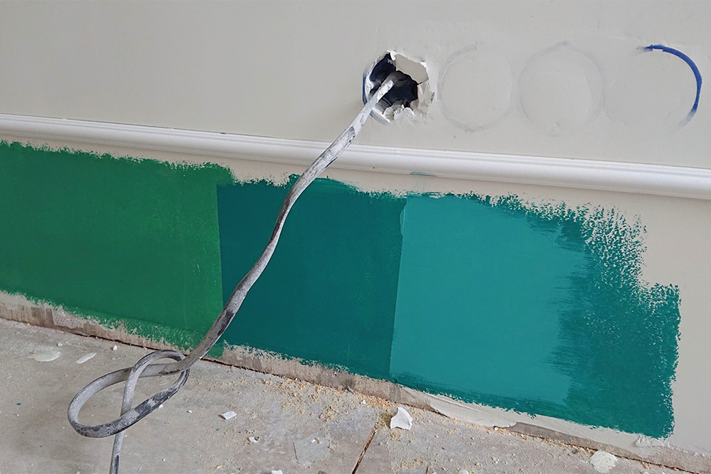 Выкрас стены перед покраской. Для выкраса в большой жилой комнате выбрали правый вариант цвета