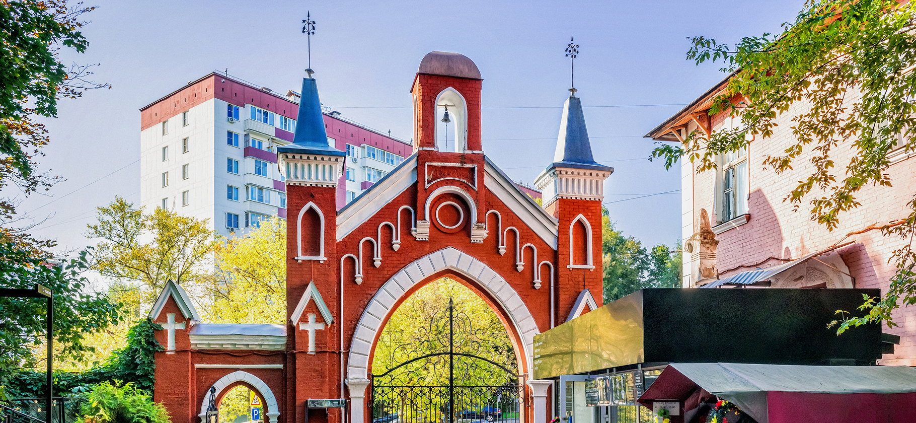 «Сначала думала, что это парк»: 7 неочевидных плюсов квартир рядом с кладбищем