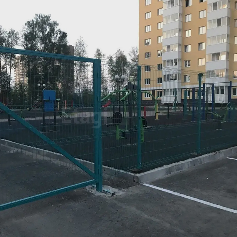 Детская площадка огорожена забором, на калитке замок, а ключ есть только у жильцов дома. Источник: tyumen.domclick.ru