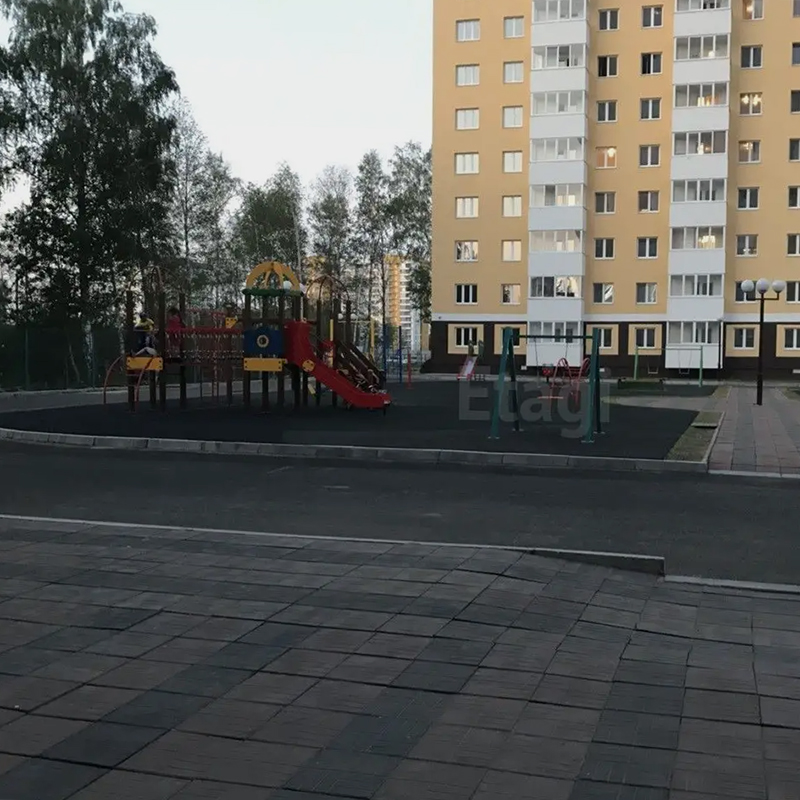 Детская площадка огорожена забором, на калитке замок, а ключ есть только у жильцов дома. Источник: tyumen.domclick.ru