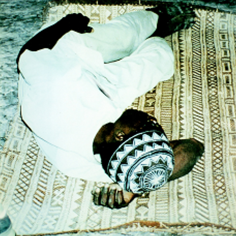Пример позы, в которой спят представители коренных народов. Источник: bmi.com