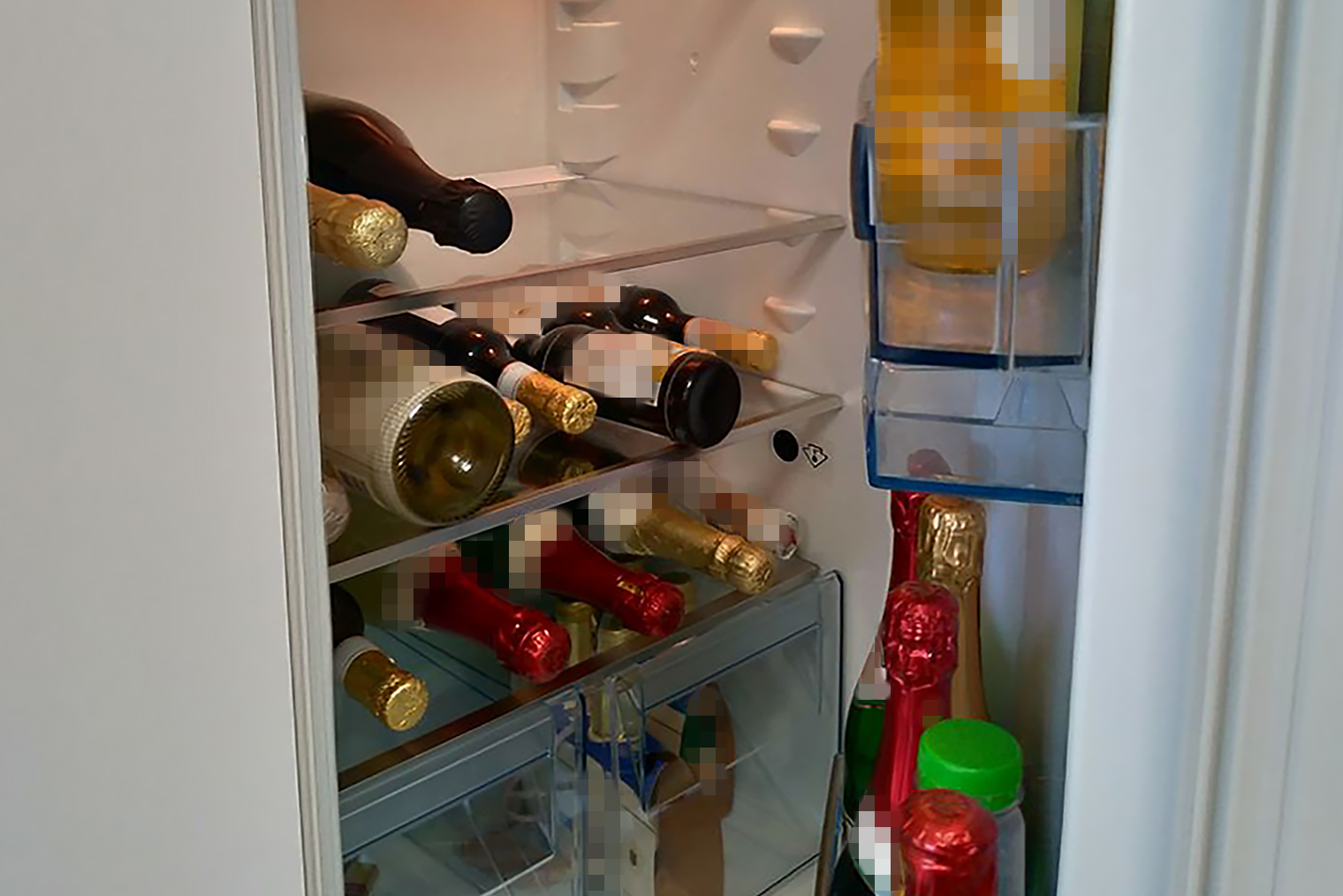 Холодильники с пивом и игристым вином тоже в свободном доступе
