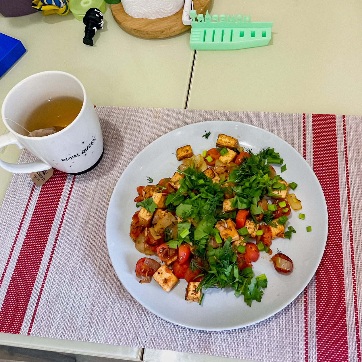 Еще один мой обед — тофу с тыквой, помидорами черри и зеленью
