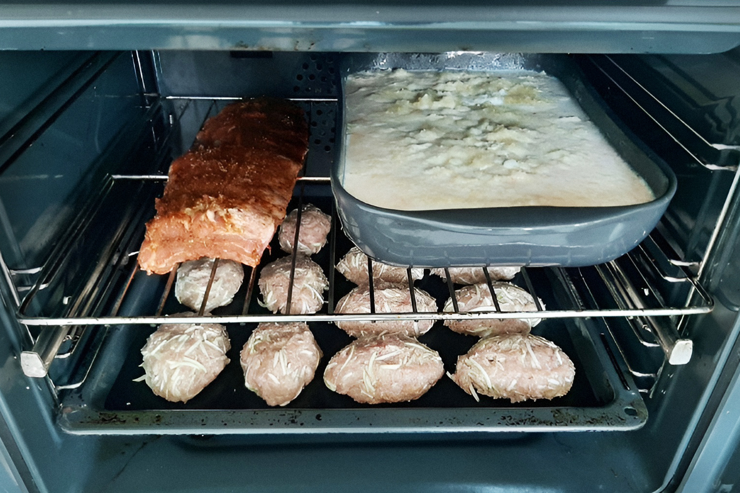 Готовлю три блюда в духовке за один подход: котлеты из свиного фарша с кабачком, запеченные ребра, лазанья с фаршем и томатным соусом