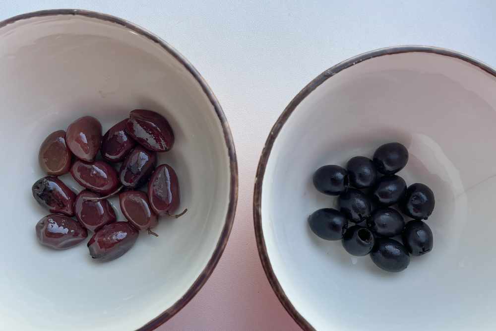 Настоящие маслины с косточкой и подкрашенные оливки без косточки. Натурально созревшие плоды без красителя оказались более маслянистыми: в процессе созревания доля масла в оливках увеличивается. После этого обычные «маслины» кажутся сухими