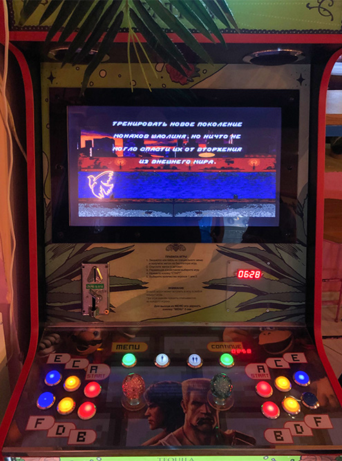 В кафе есть бесплатный игровой автомат