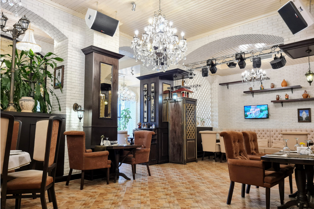 Интерьер заведения на Белинского, 31. Это самое просторное и светлое грузинское кафе в городе с продуманным многоуровневым освещением