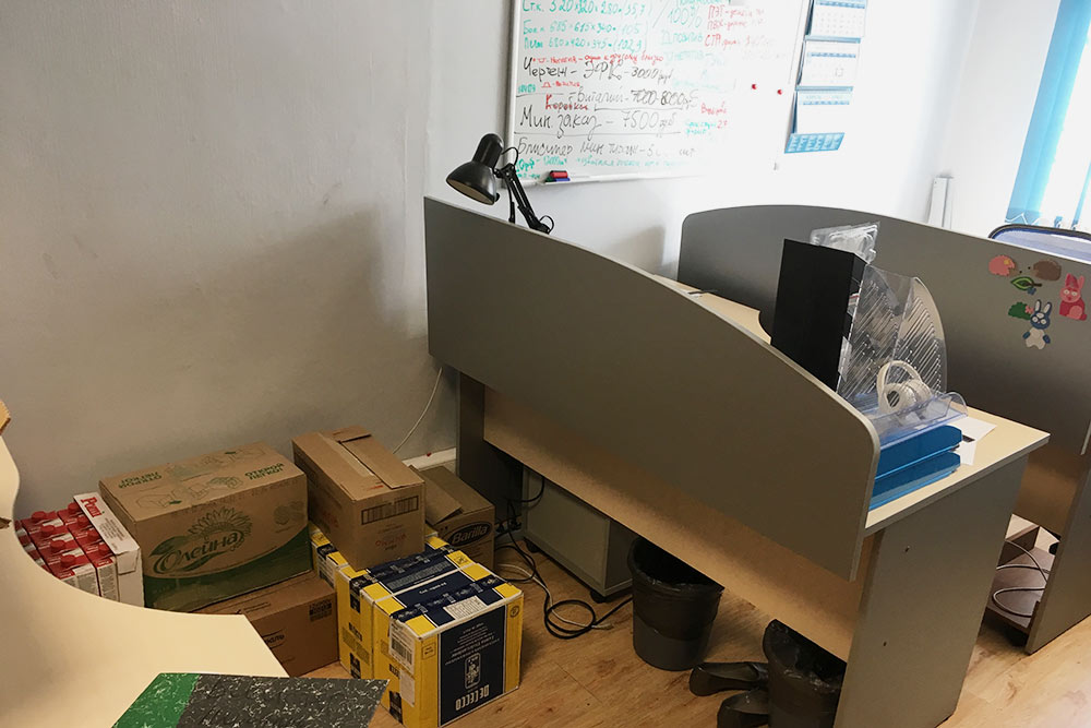 Пока сотрудники нашего друга работали удаленно, так выглядел его офис — стал складом