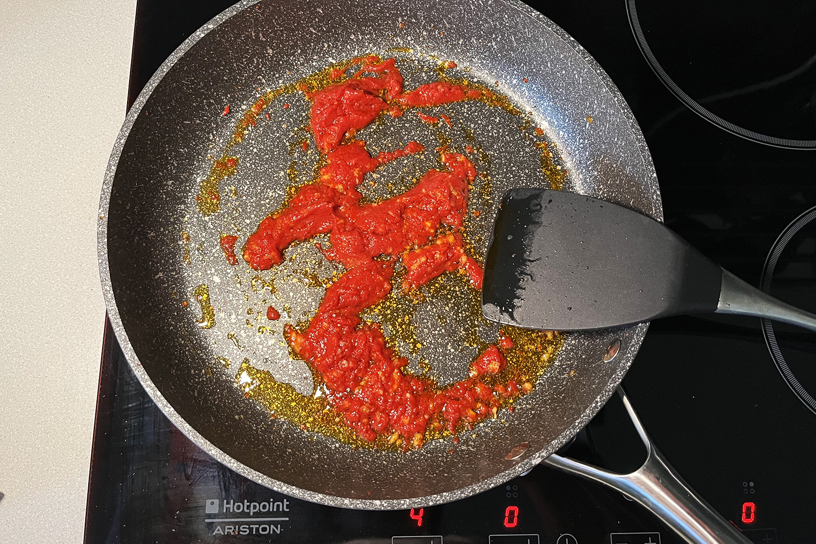 Я всегда обжариваю томатную пасту: так вкус блюда становится более ярким и насыщенным