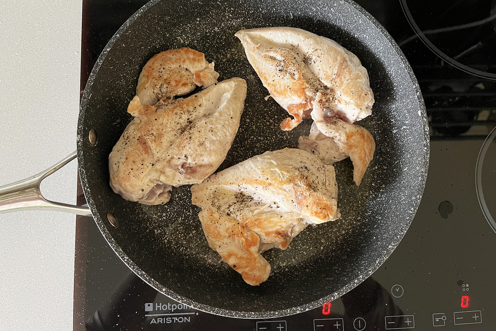 На этом этапе главное — не прожарить курицу полностью, а получить корочку. Мясо дойдет до готовности уже в соусе