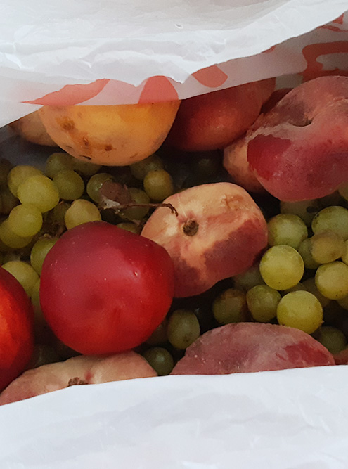 Целый пакет персиков, нектаринов и винограда — такую еду спасать особенно приятно