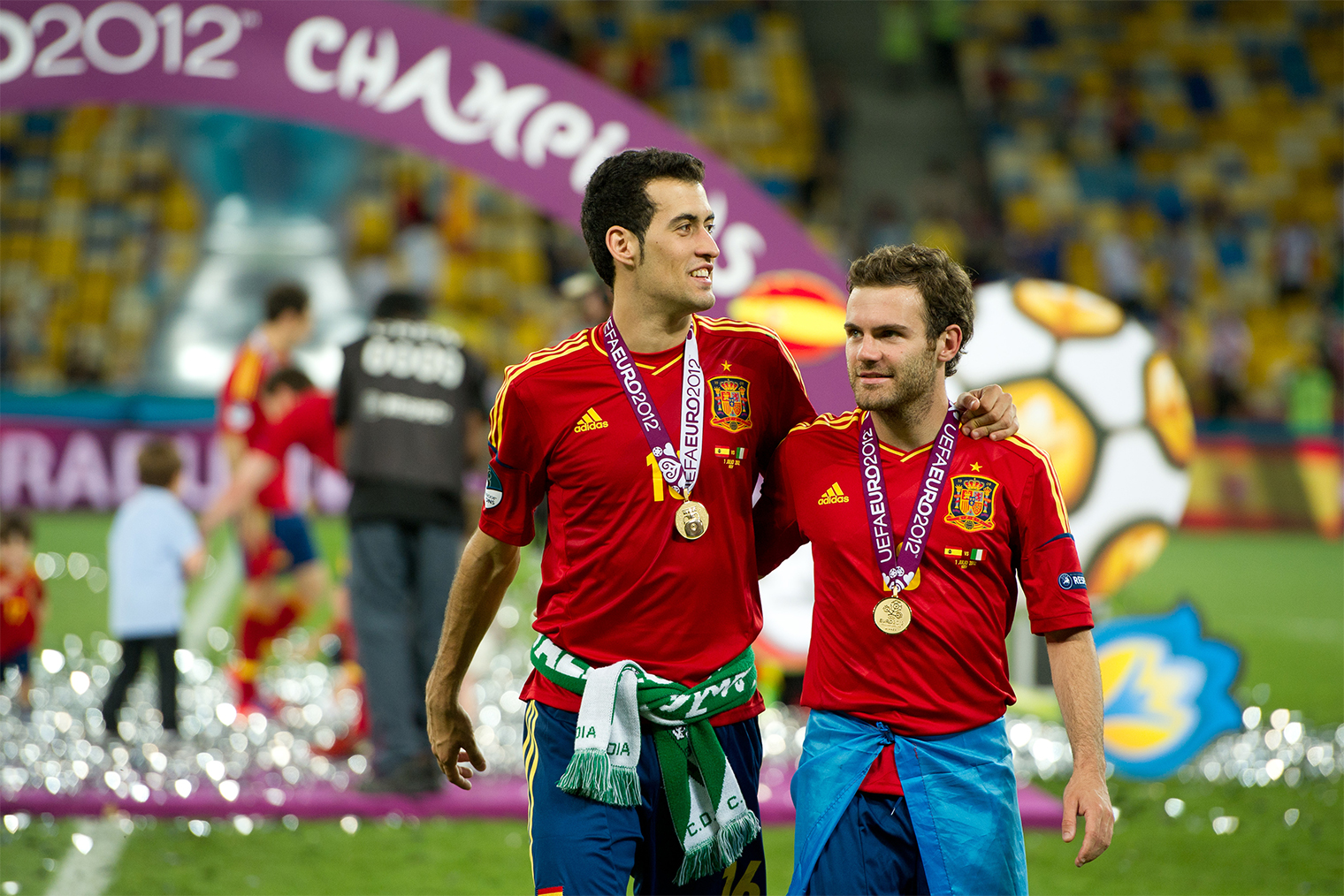 Чемпионы Европы 2012 года в составе сборной Испании — опорник Серхио Бускетс и атакующий полузащитник Хуан Мата. Фото: Matthew Ashton / Getty Images