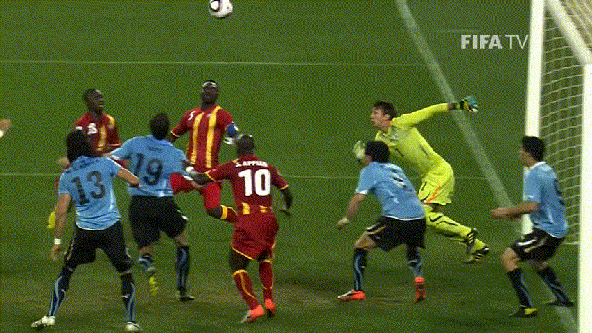 Пример «фола последней надежды»: нападающий сборной Уругвая Луис Суарес выносит мяч рукой из собственных ворот. Судья удаляет нарушителя и назначает пенальти. Источник: FIFA TV