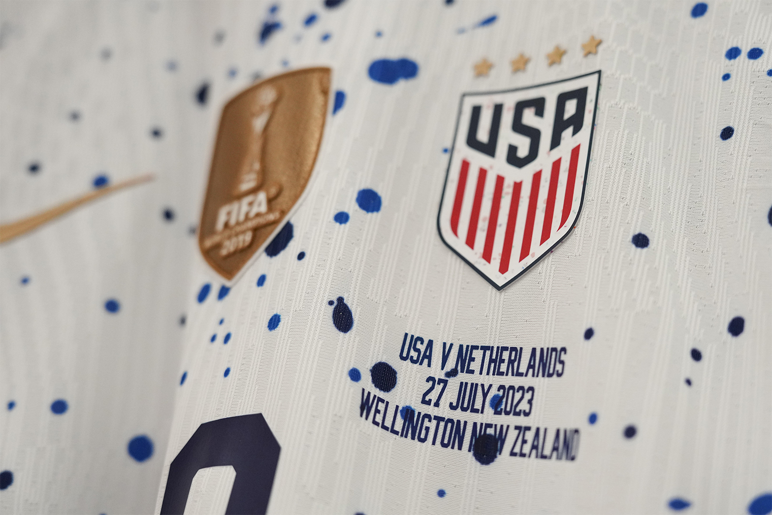 Помимо эмблемы команды, фамилии и номера на форме обычно размещают логотипы спонсора, турнира, а для больших матчей — еще и памятные надписи. Фото: Brad Smith / USSF / Getty Images