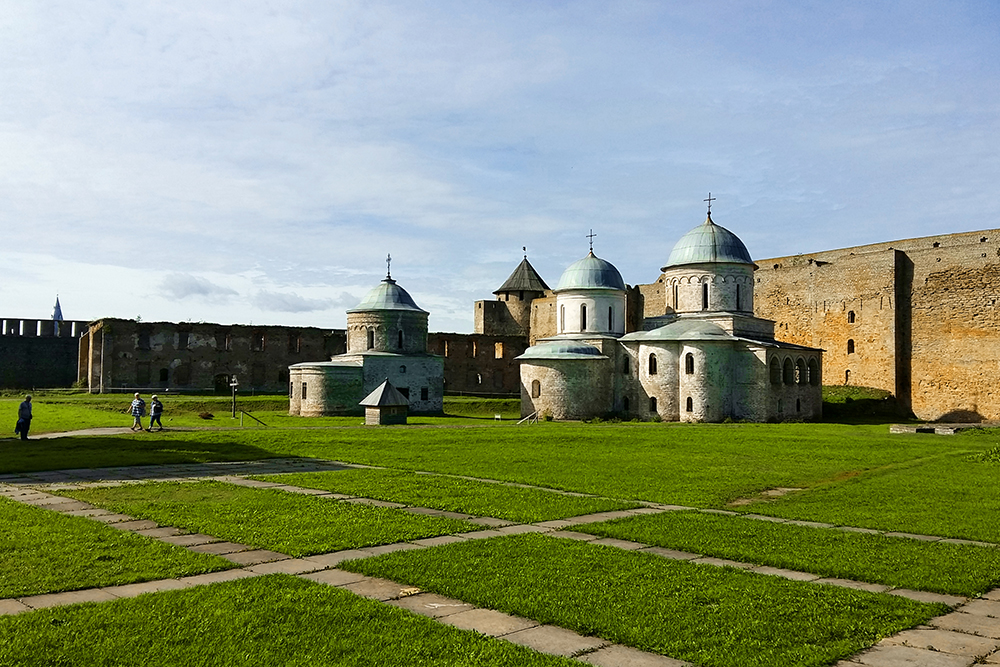 Внутри крепости. Слева расположена церковь Святого Николая, справа — Успения Богородицы