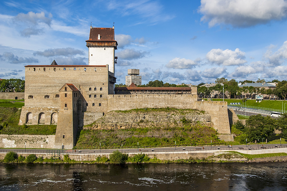 Вид из Ивангородской крепости на Нарвский замок. В 1700 году Петр Первый пытался завоевать его, но не смог