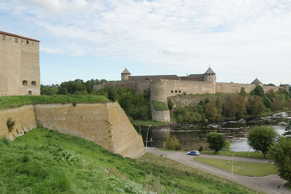 Так выглядит Ивангородская крепость из Эстонии