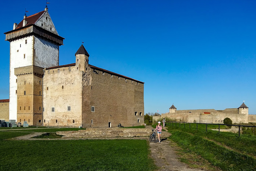 Самый классный вид сразу на крепость и замок открывается с эстонской стороны