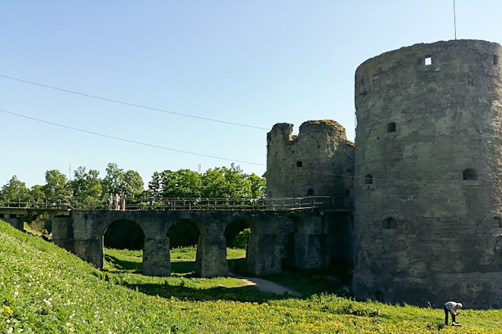 Мост, по которому заходят в крепость