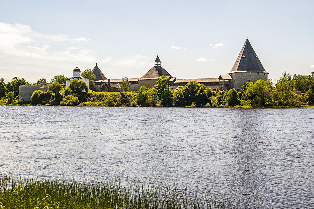 Староладожская крепость с противоположного берега Волхова