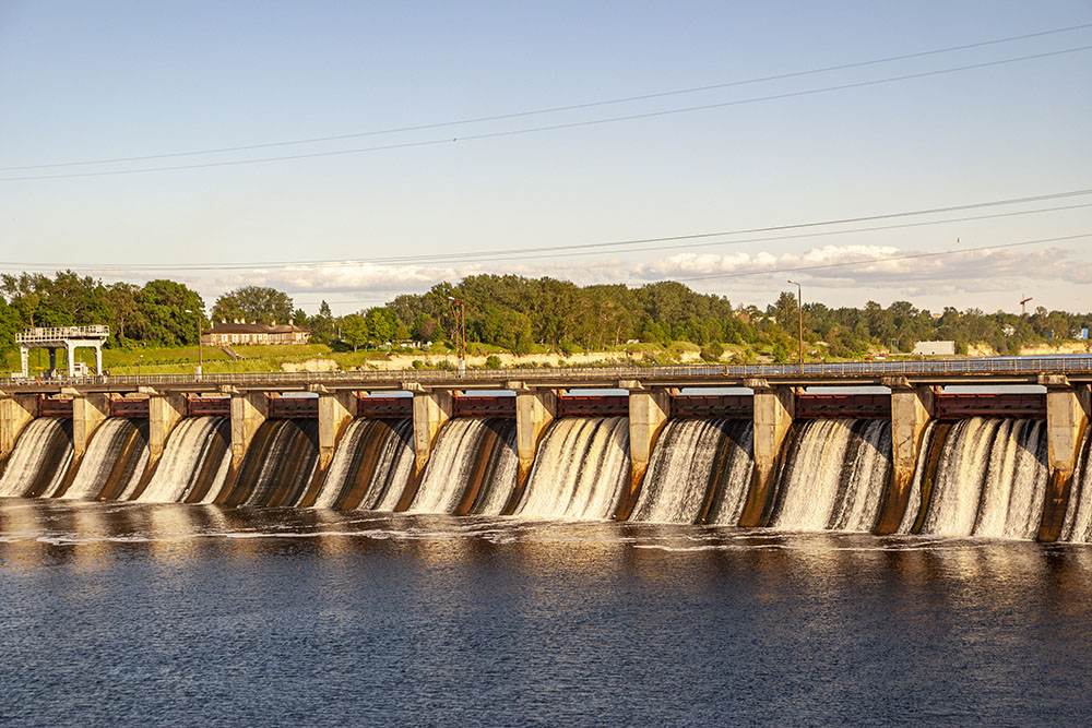 Неподалеку от крепости, в Волхове, есть гидроэлектростанция — одна из старейших действующих ГЭС в России. Ее построили в 1927 году