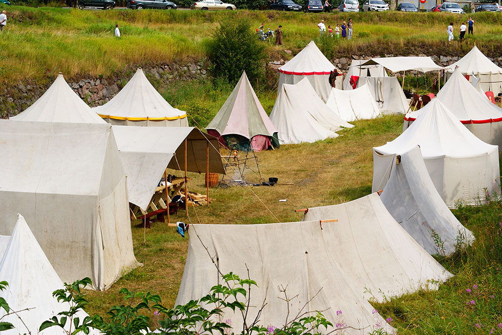 В палаточном лагере участники фестиваля отдыхают между турнирами. Посетители могут побродить здесь и посмотреть на реконструкцию средневекового быта
