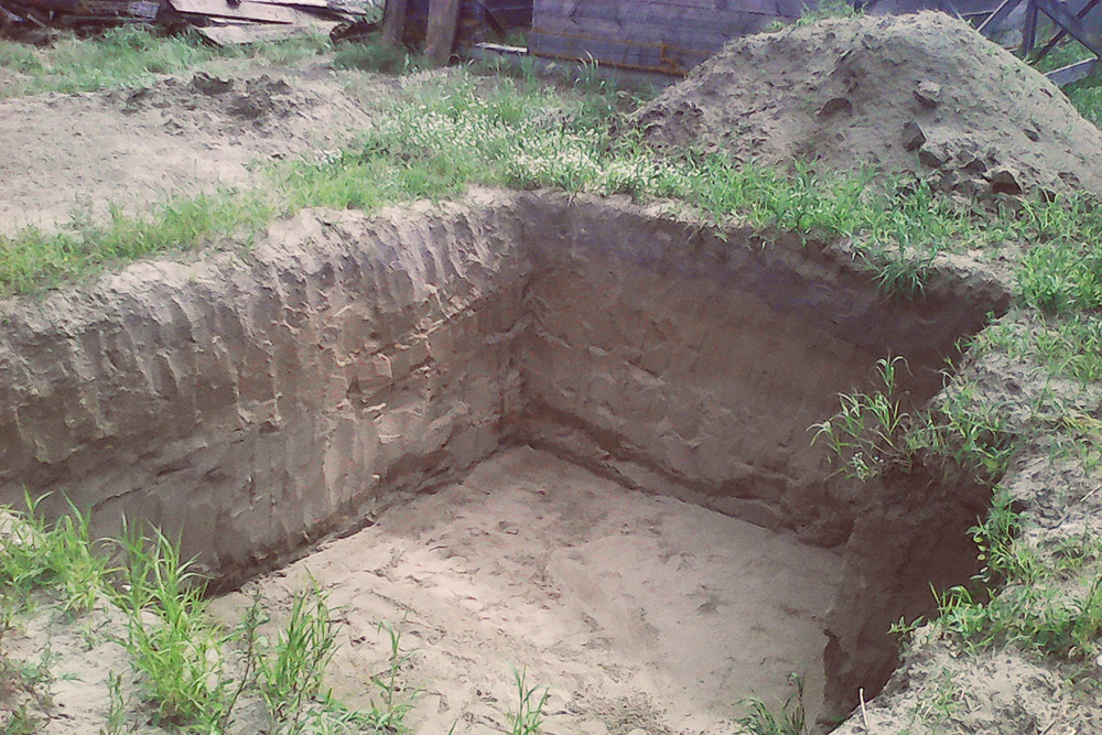 Копал яму я сам, все лето. В нашей деревне вырыть куб земли вручную стоит 1000 ₽. Даже с учетом торга за 24 куба мне пришлось бы отдать 15—20 тысяч