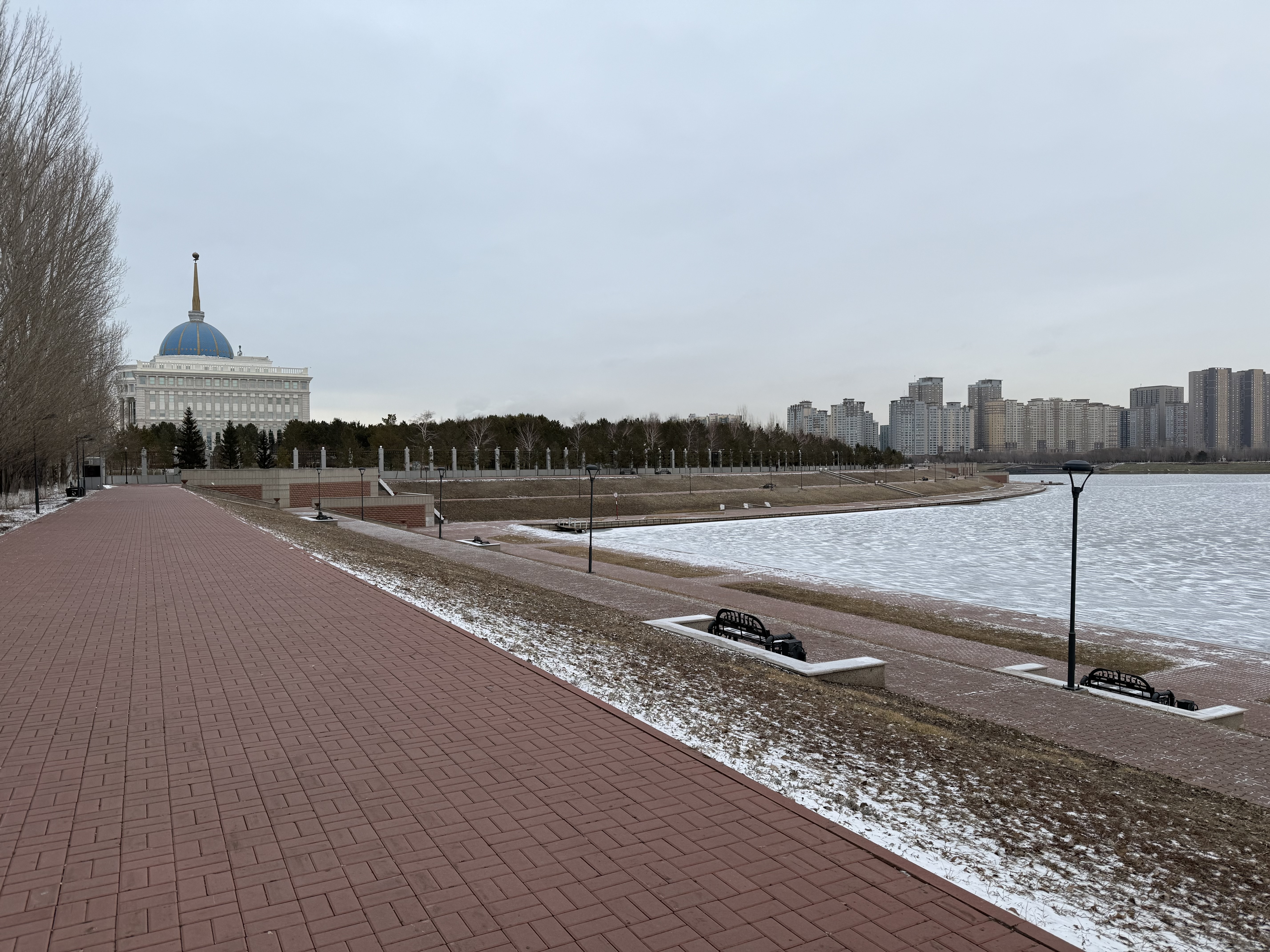 Почему выбрал Астану для офиса и развития своего бизнеса? Город очень современный, но при этом довольно спокойный. Как зимой, так и летом скучать точно не придется. Но к климату нужно немного привыкнуть