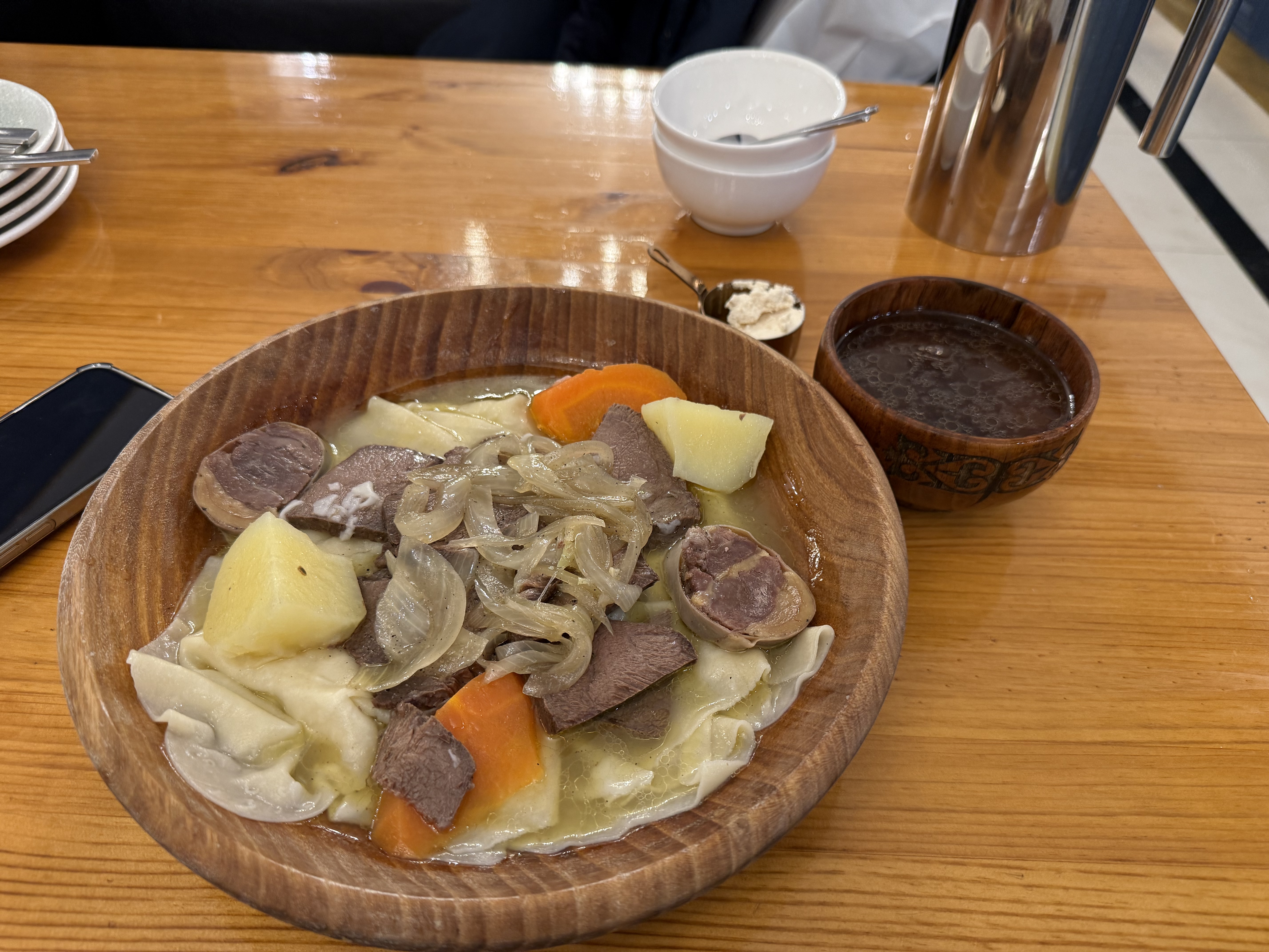 Немного национальной кухни Казахстана, жаль, в кадр не попал кумыс — очень вкусный